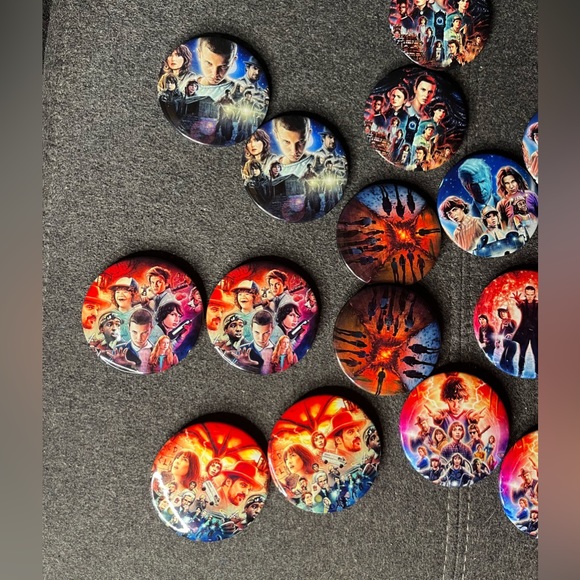16 stranger things pinback buttons - Picture 5 of 8
